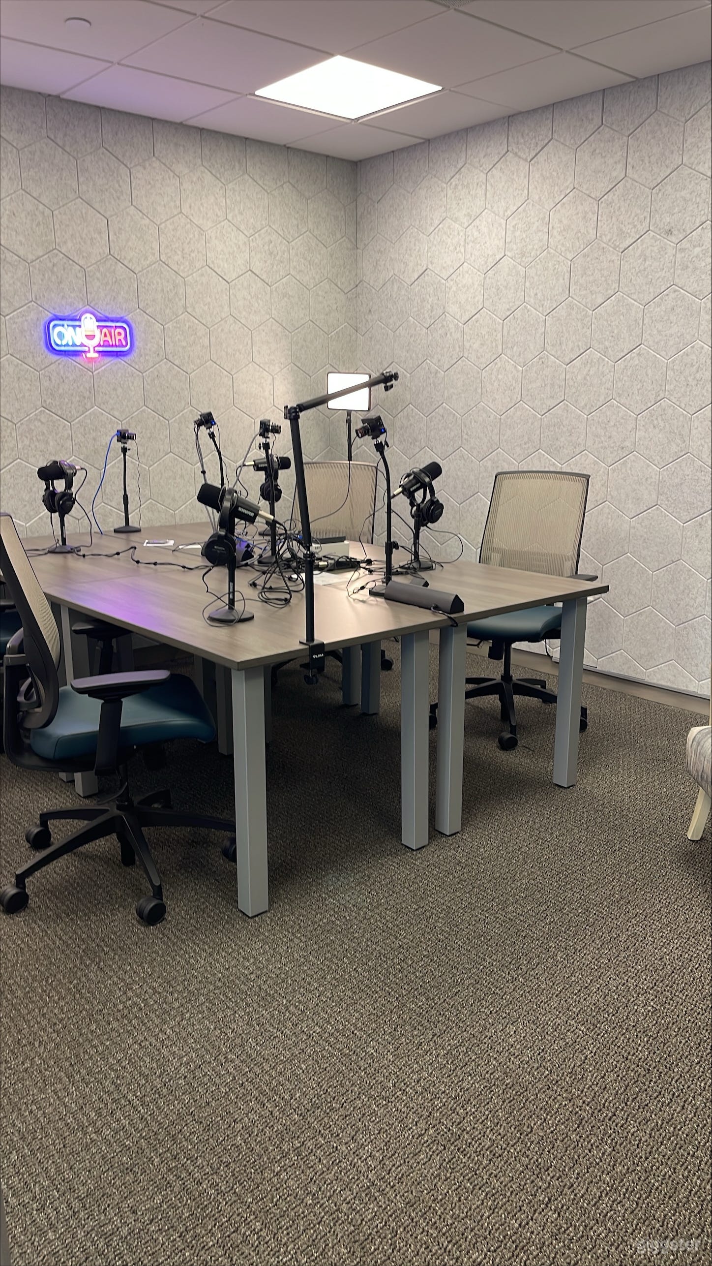 Distinctive Workspace for Meetings Photo 1