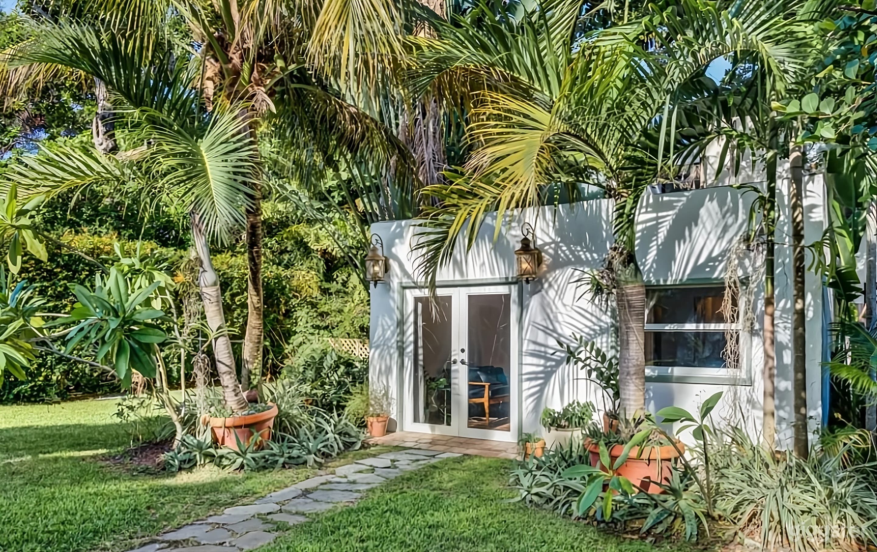 Gorgeous Tropical Backyard Photo 2