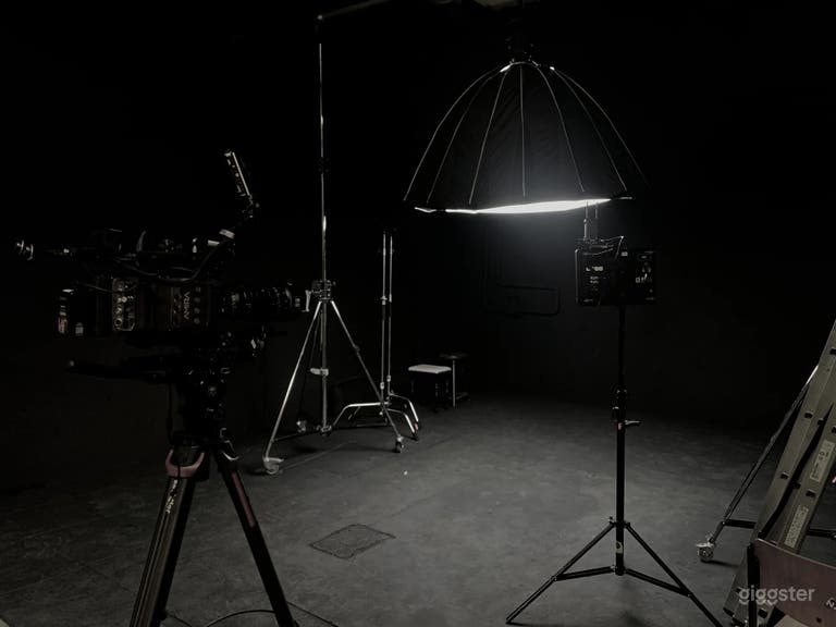  Darkroom : Maximum light control & dramaturgy 