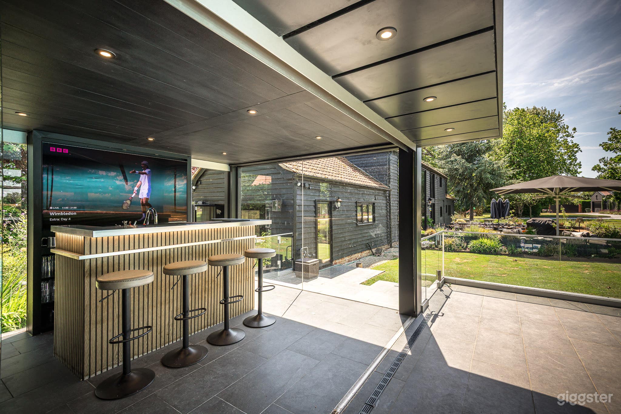 Stunning Black Barn Conversion With Extensive Grounds Photo 4