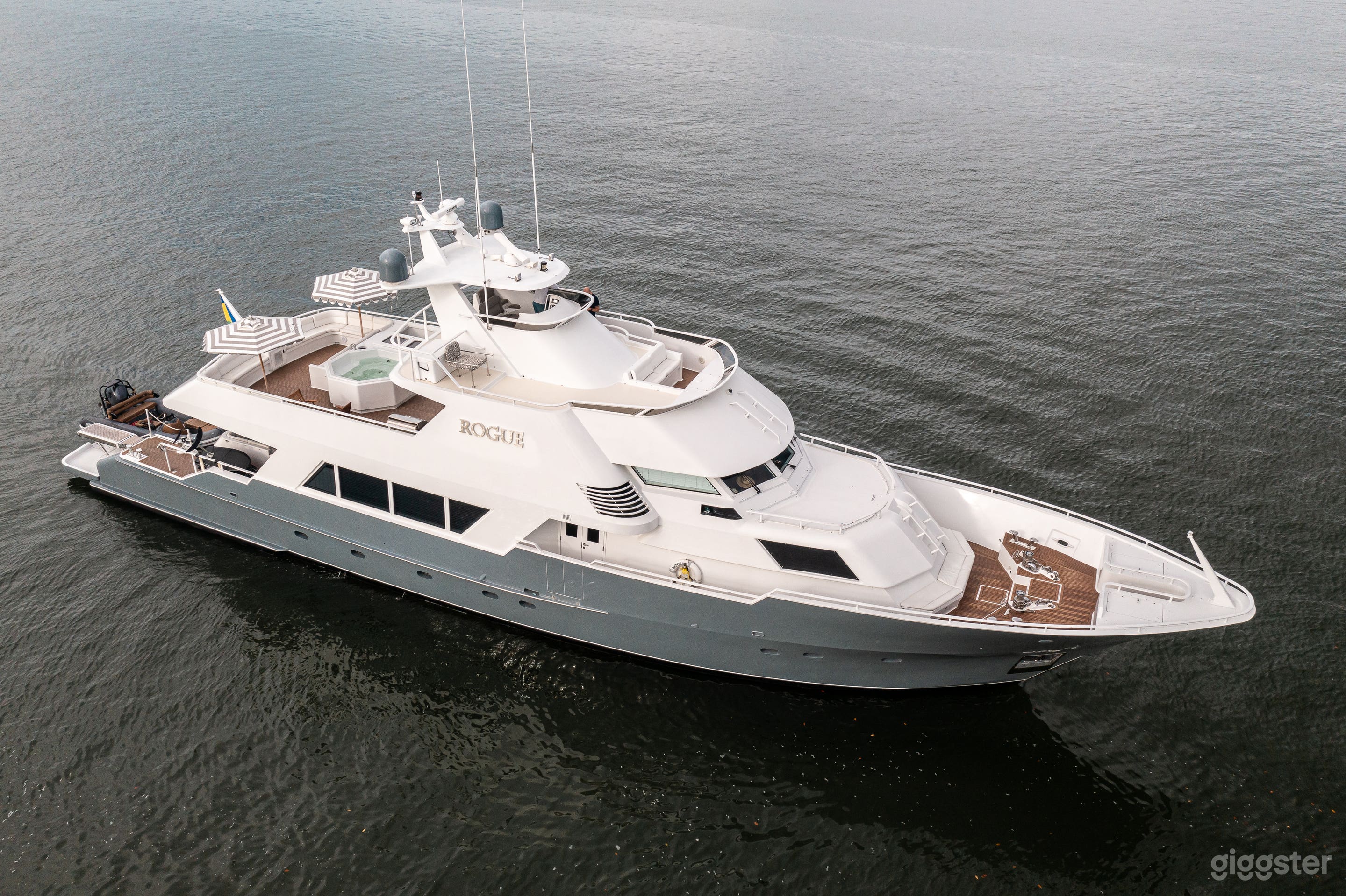 105 ft Cruising Yacht with Hot Tub Photo 4