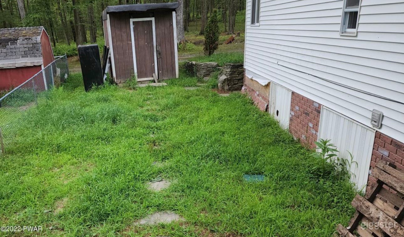 Authentic Rustic Mobile Home Setting for Film & Ev Photo 3