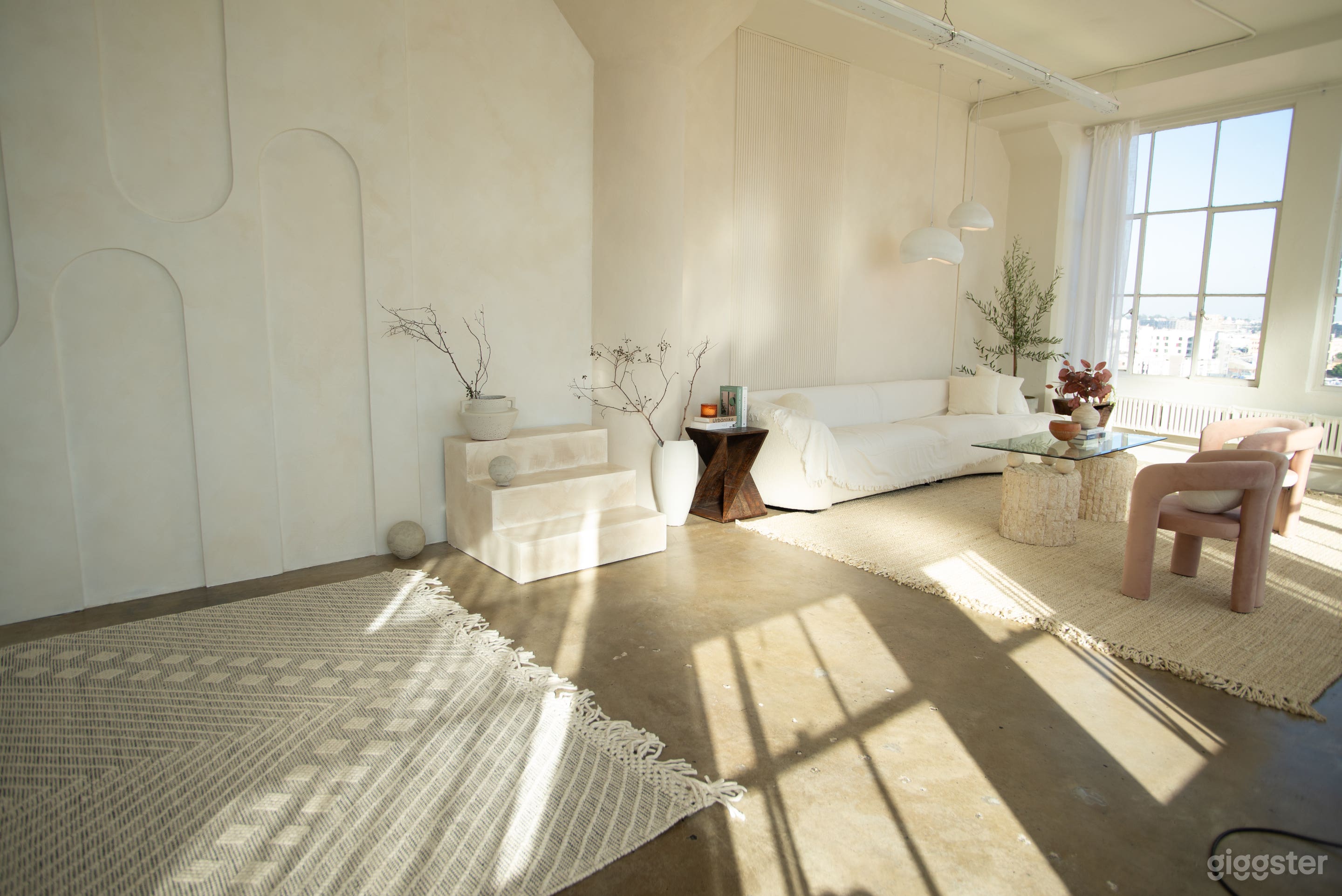 Bright Corner Loft with Abundant Natural Light Photo 4