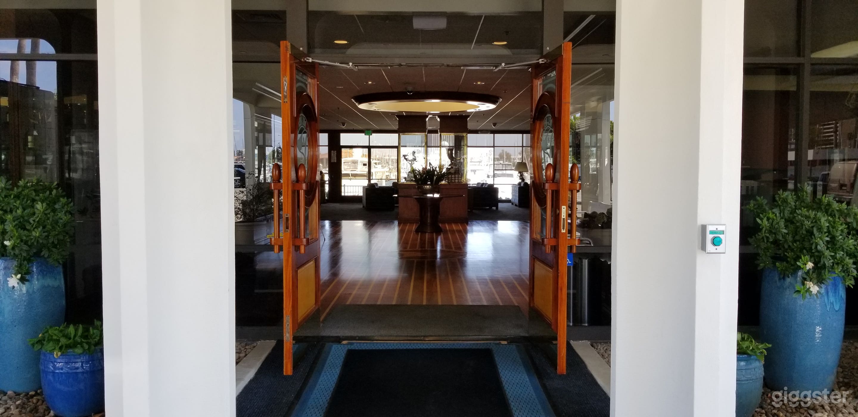 Waterside Club w/multiple rooms and views for days Photo 1