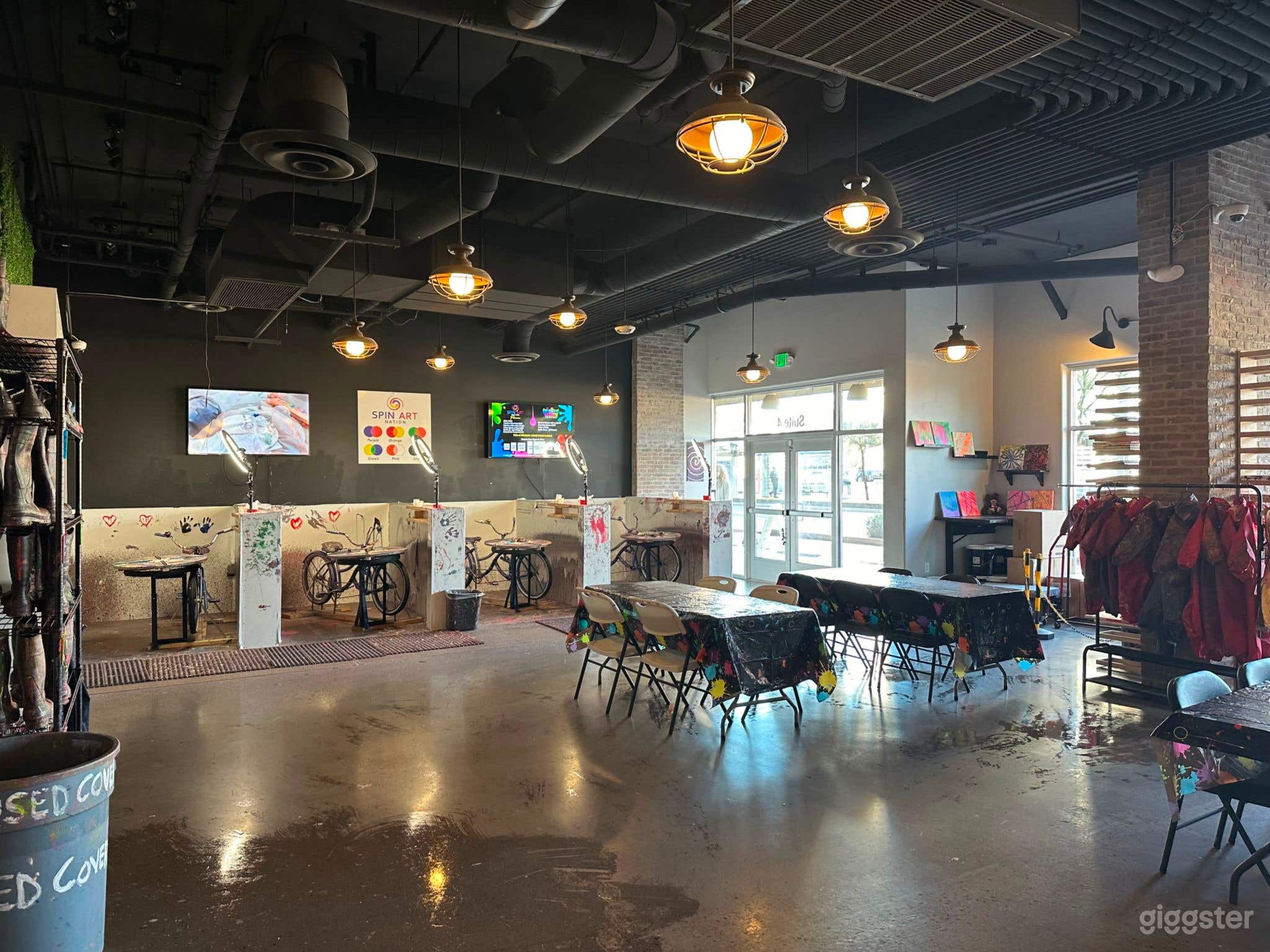 Studio with Creative Vibes Photo 4