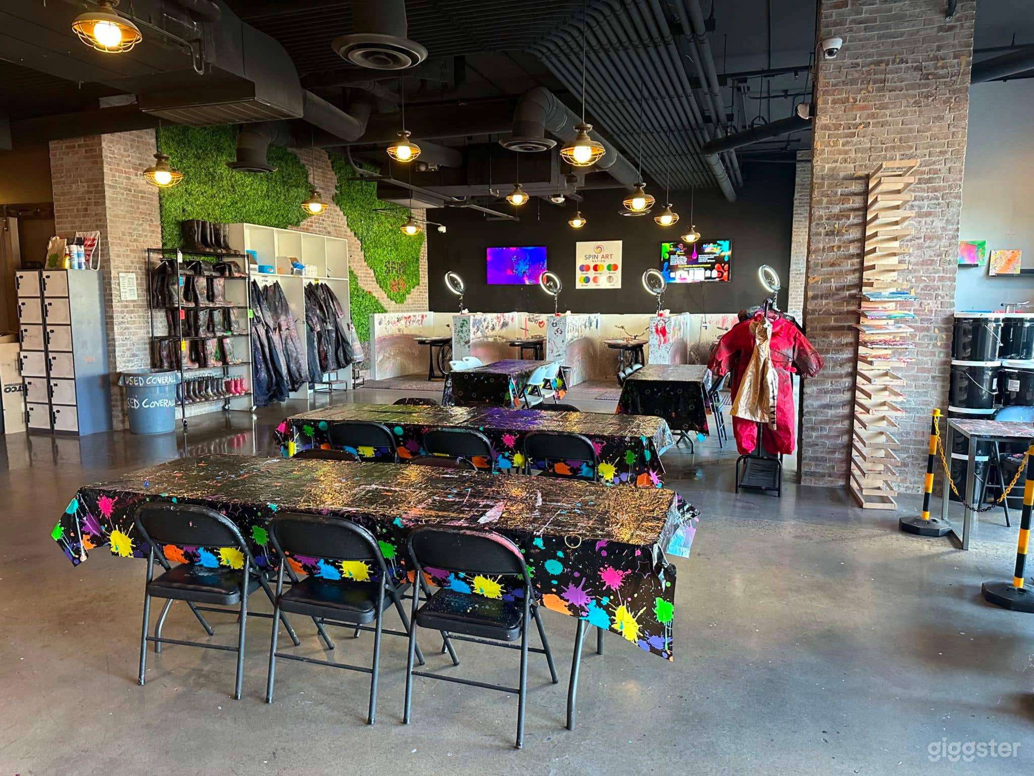 Studio with Creative Vibes Photo 2