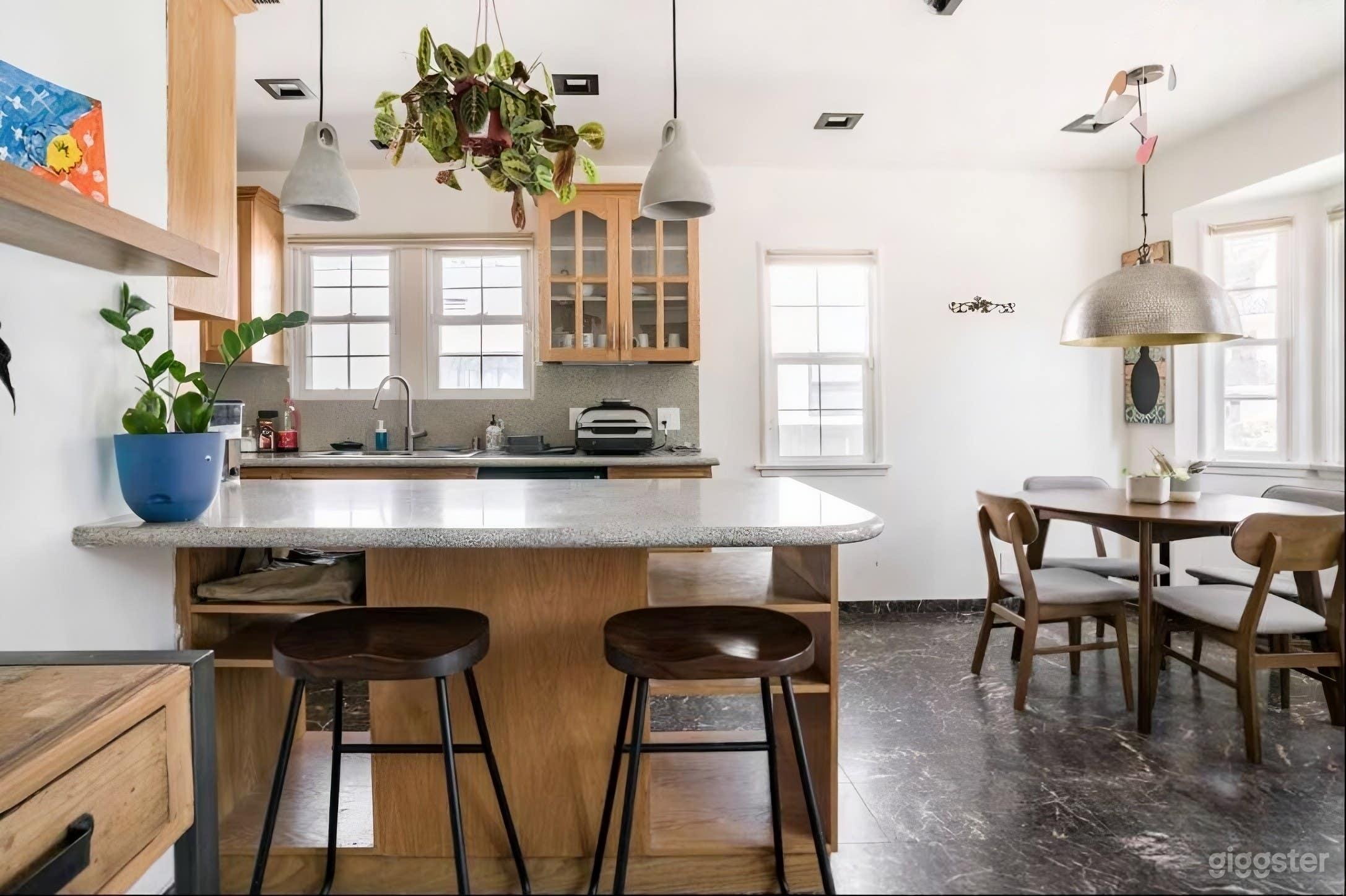 Bright & Stylish Los Angeles Home with Spacious Interior Photo 3