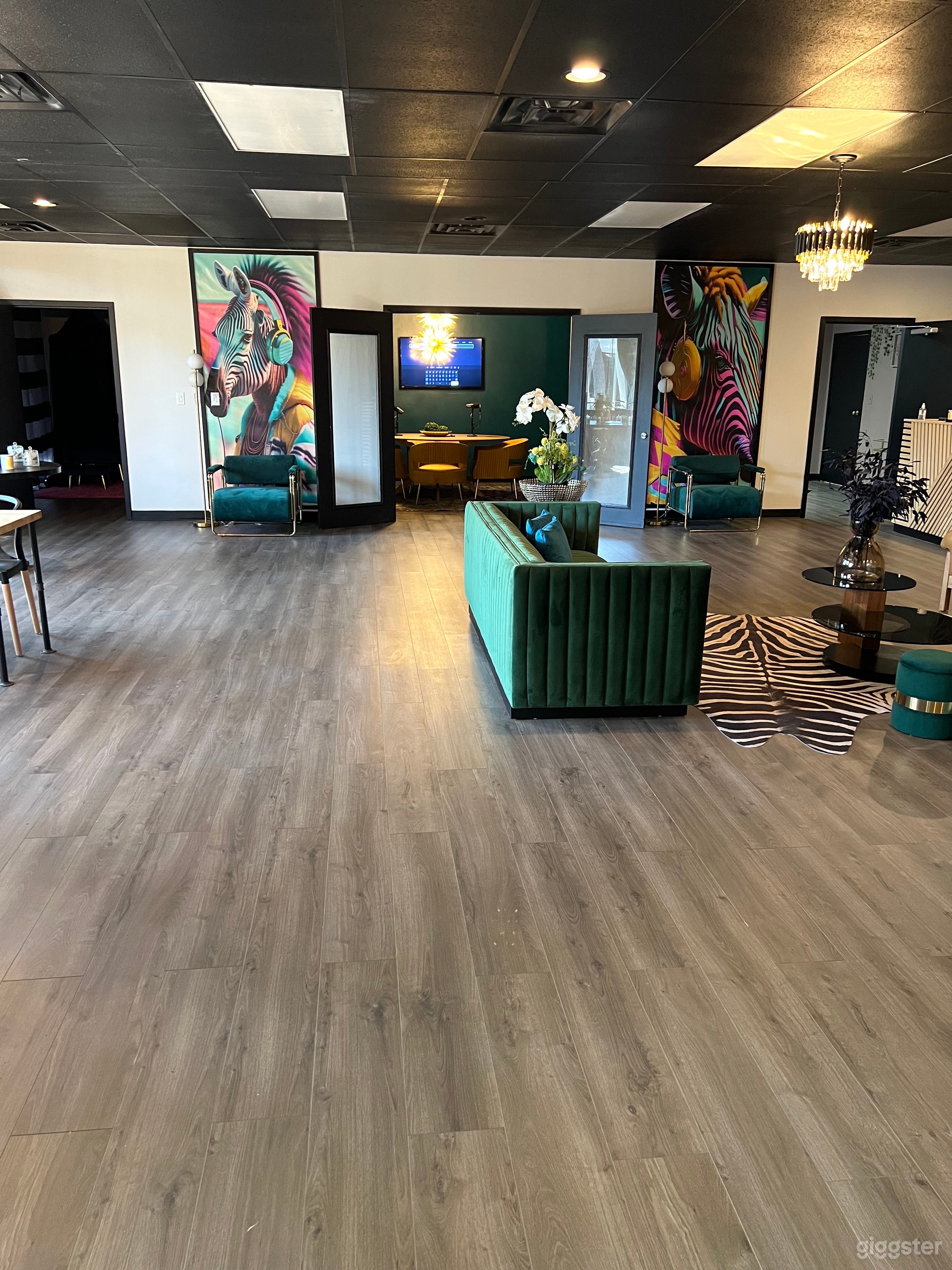 Open flex space for productions (podcast, interviews, documentaries). Connecting podcast suite. 