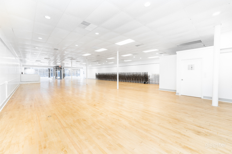  Edificio histórico abierto íntimo en blanco 