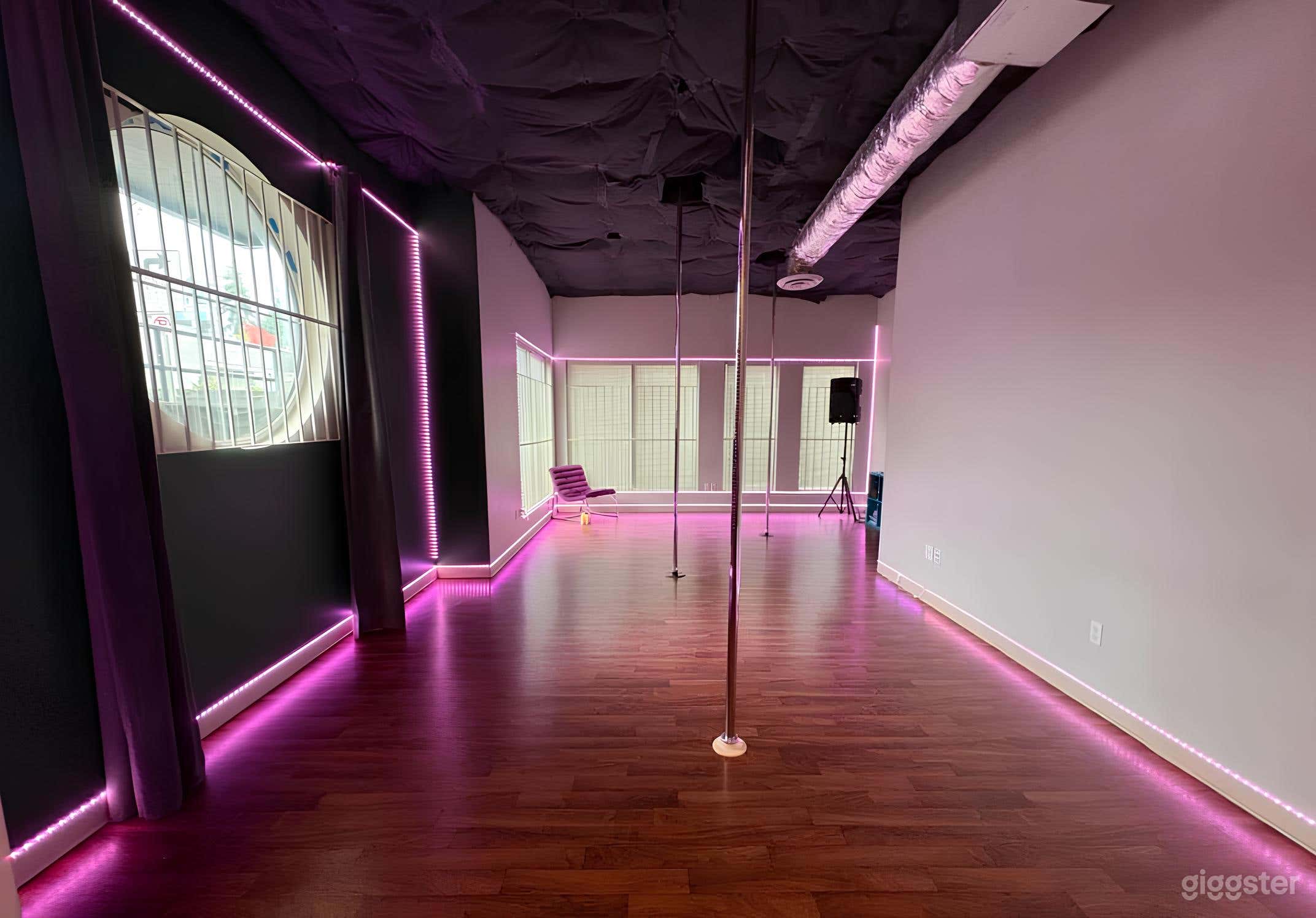 Four-Pole Intimate Smaller Studio Photo 1