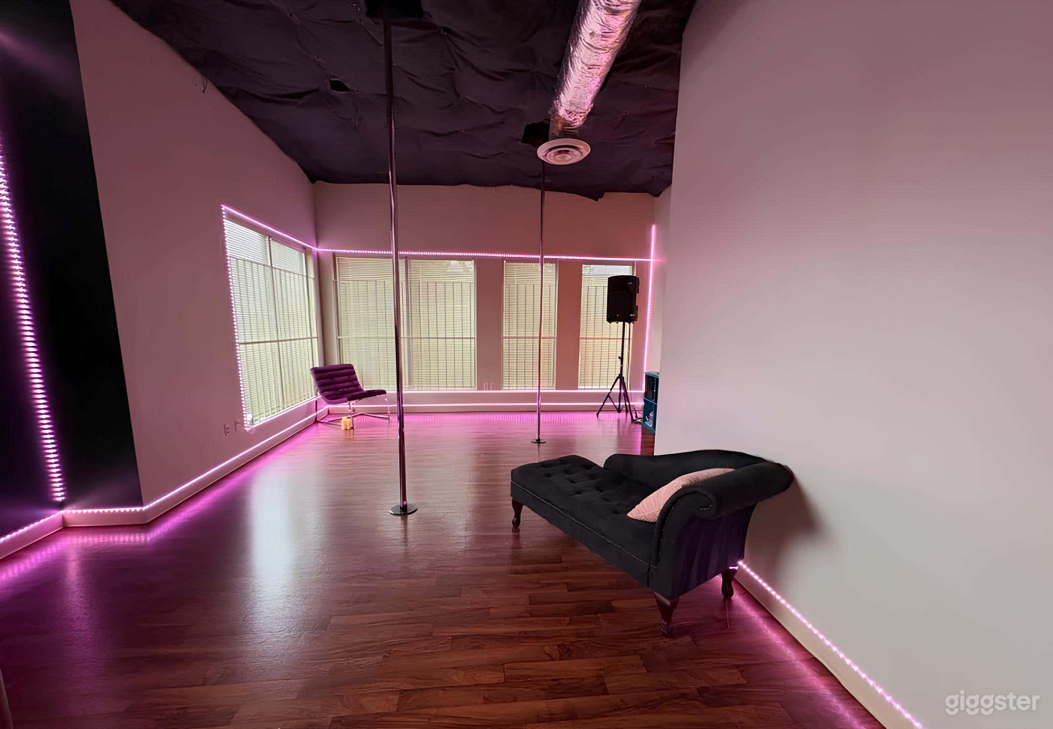 Four-Pole Intimate Smaller Studio Photo 2