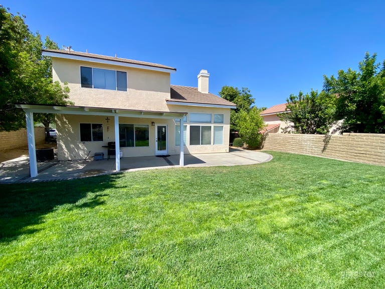  Beautiful house with great backyard perfect for entertaining 