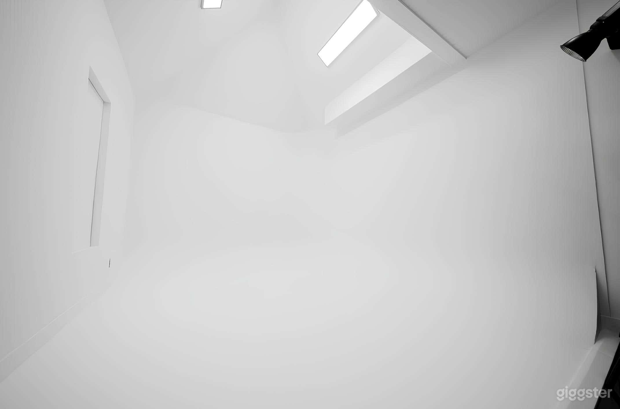 Downtown Cyc Studio w/ Luxury Lounge Photo 3