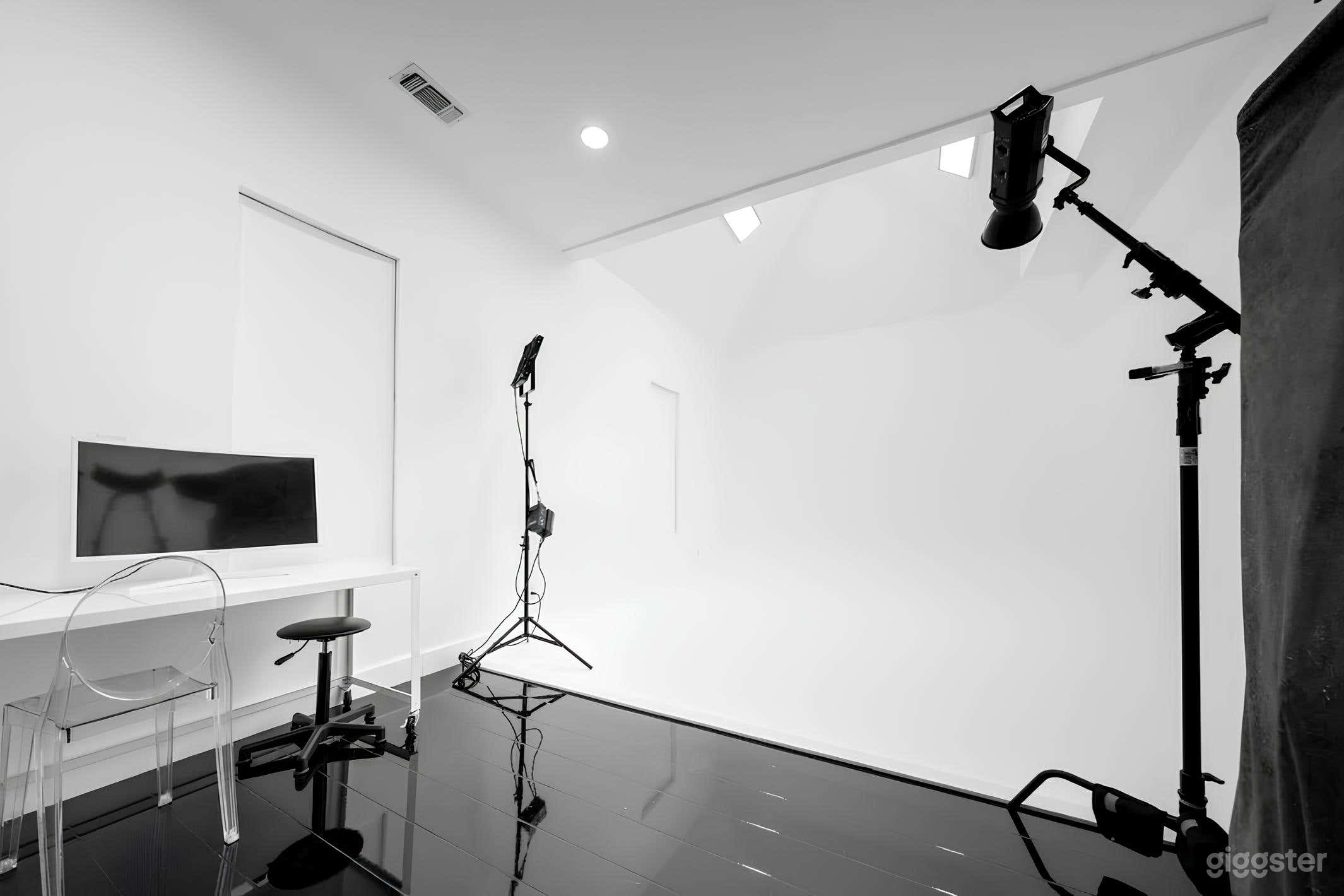 Downtown Cyc Studio w/ Luxury Lounge Photo 1