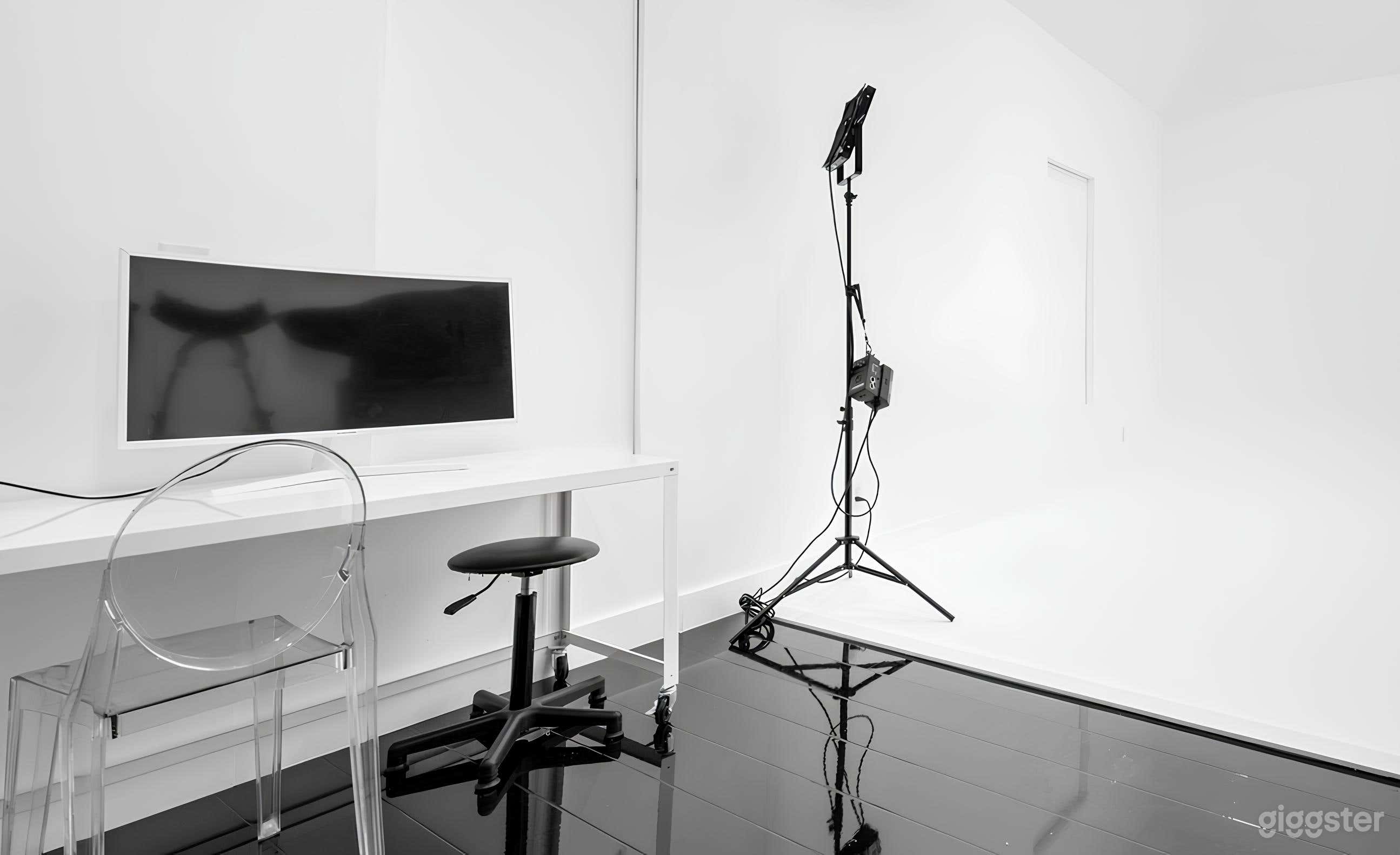 Downtown Cyc Studio w/ Luxury Lounge Photo 4