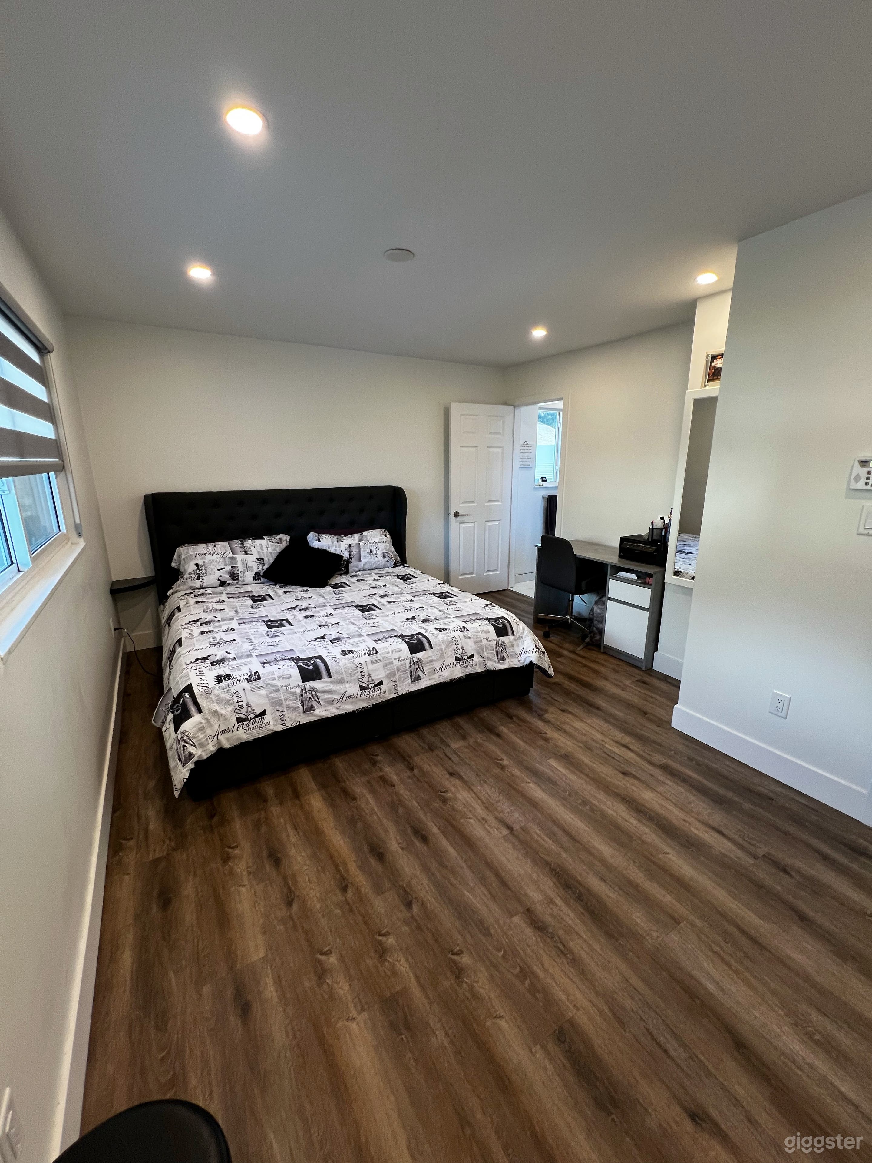 Coquitlam Modern House central location Photo 3