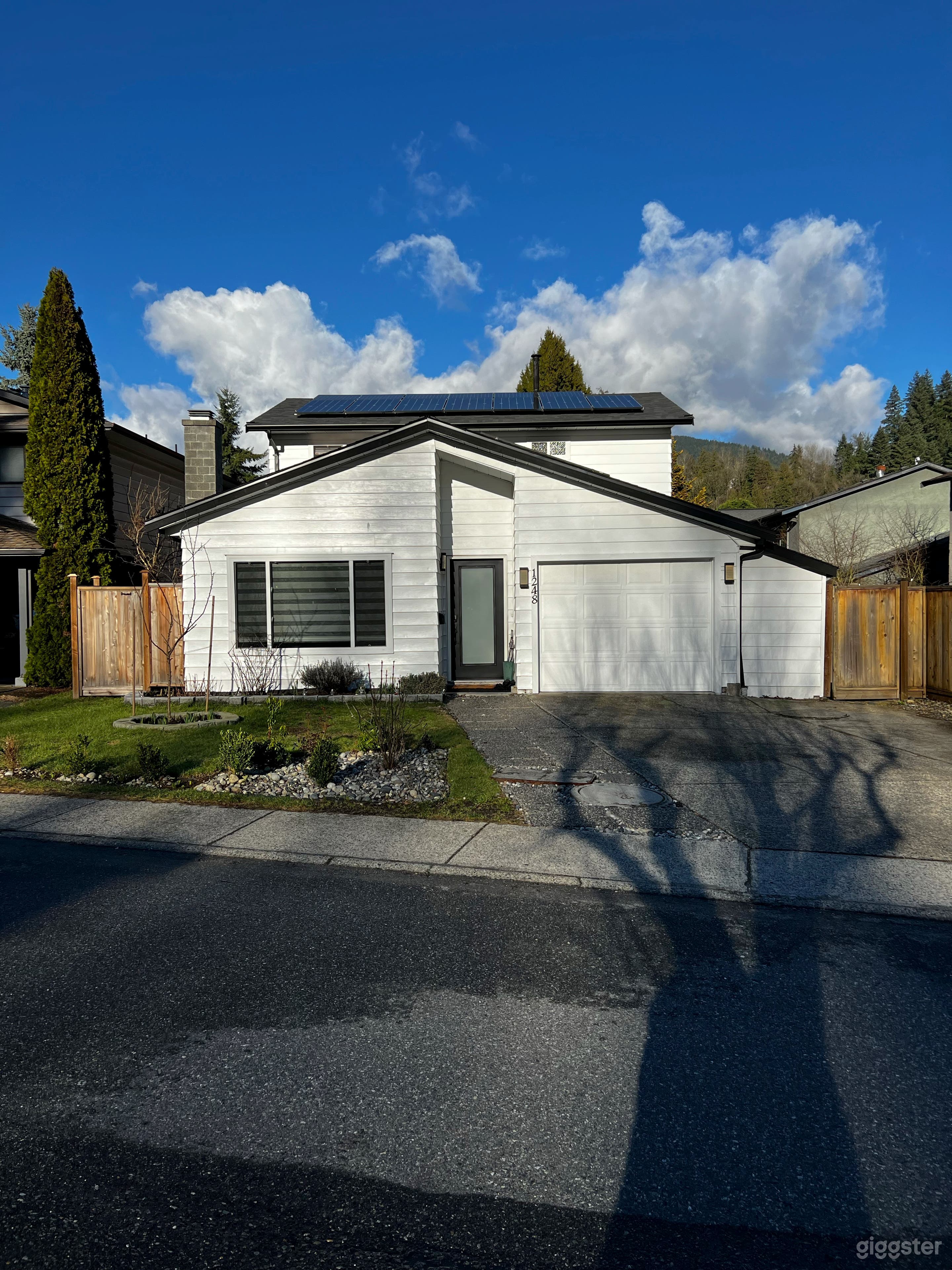 Coquitlam Modern House central location Photo 1