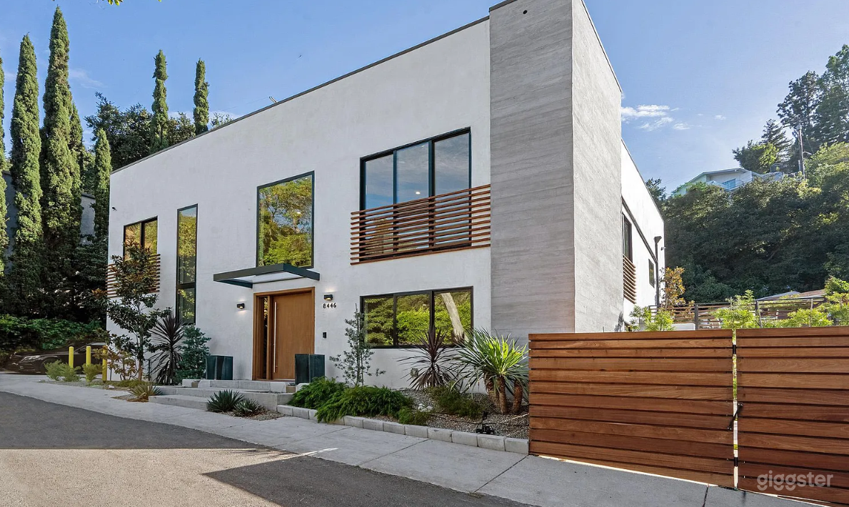 Modern California setting in Laurel Canyon  Photo 1