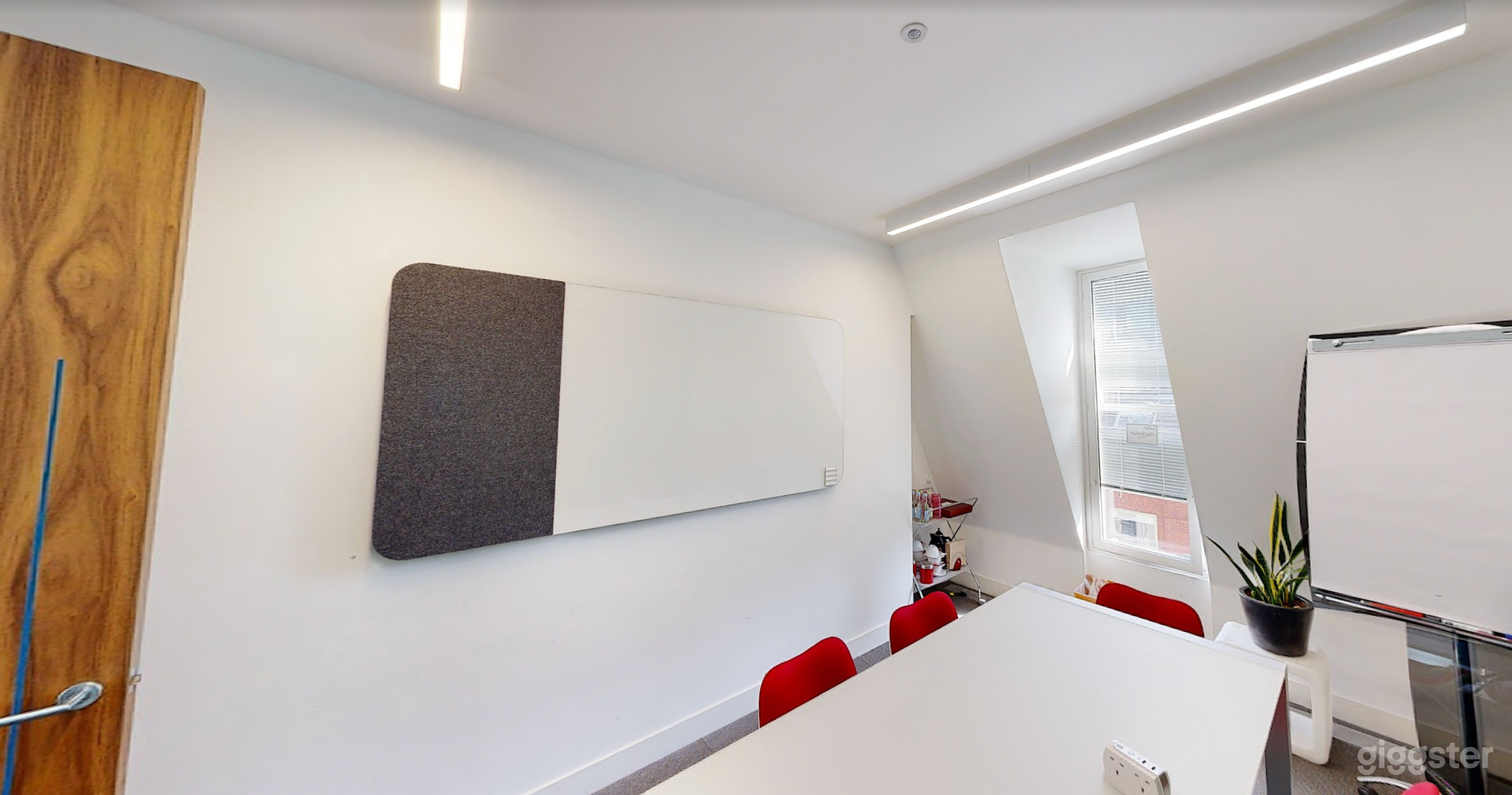Modern Meeting Room in London Photo 1