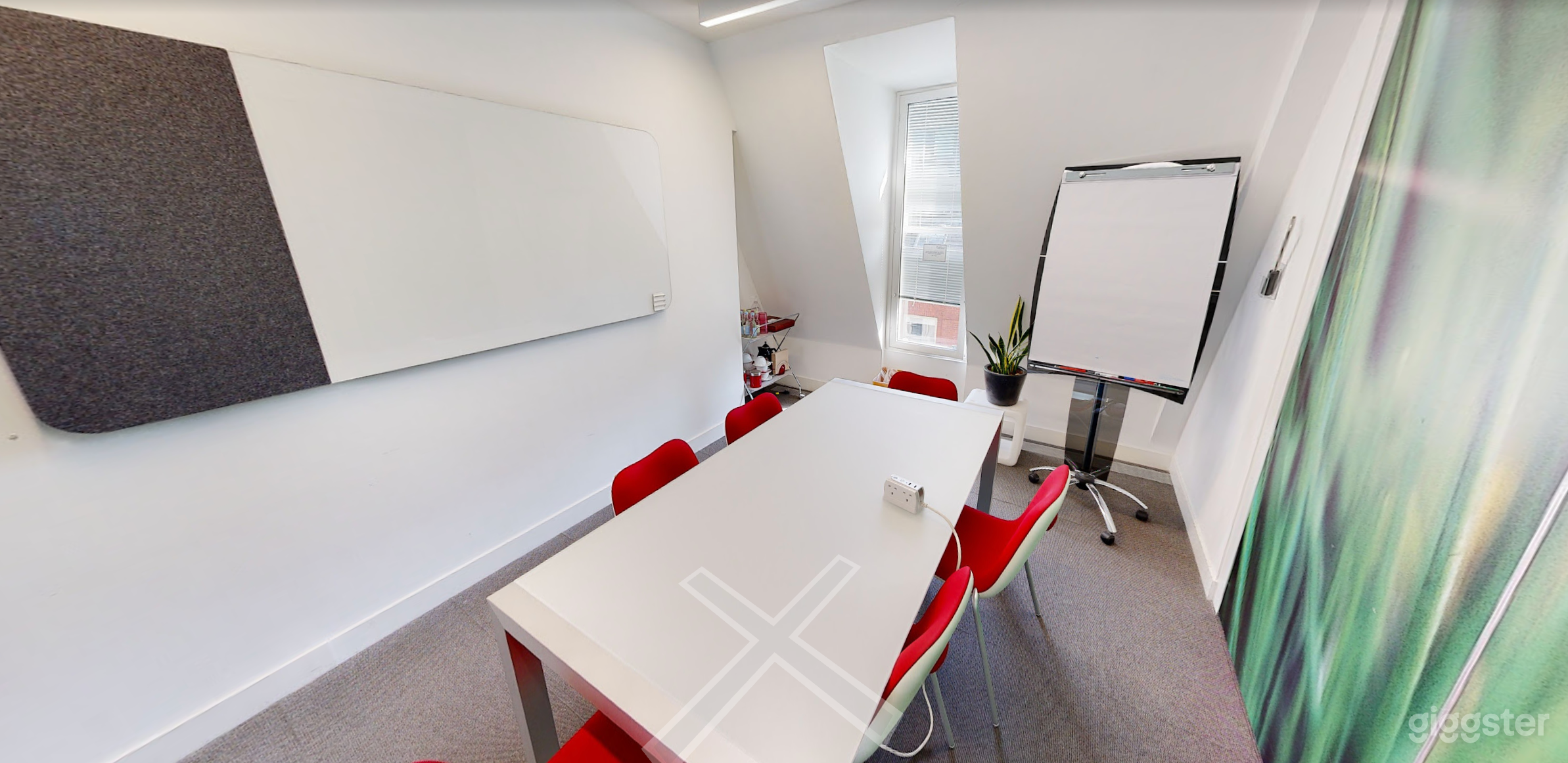 Modern Meeting Room in London Photo 4
