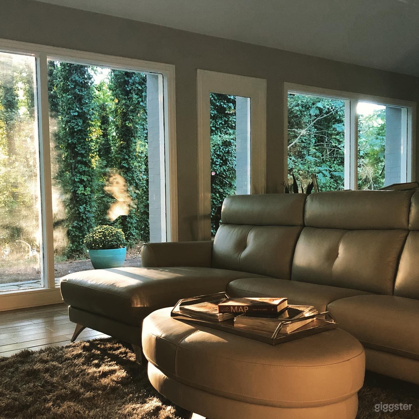 Stately Midcentury Modern Home with Panoramic View Photo 1