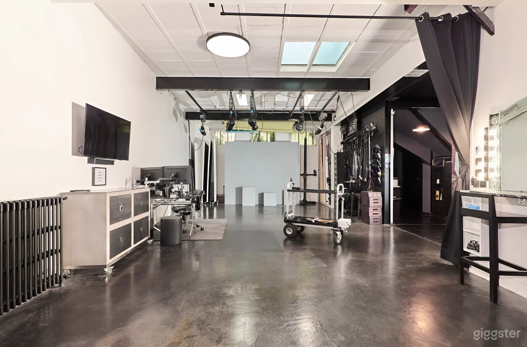 Photo de Photo Studio with Equipment Included 1