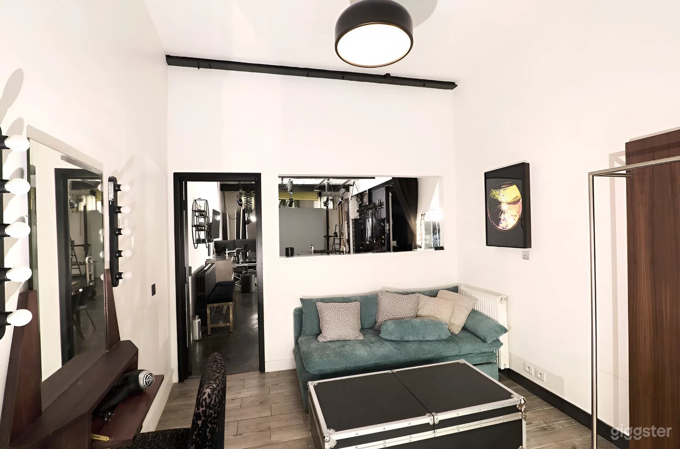 Photo de Photo Studio with Equipment Included 4