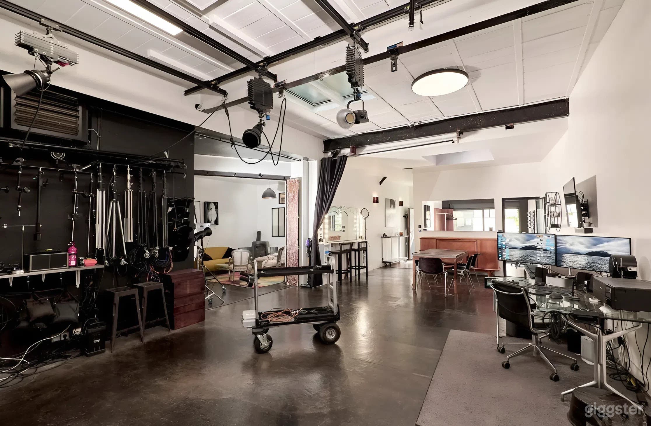 Photo de Photo Studio with Equipment Included 2