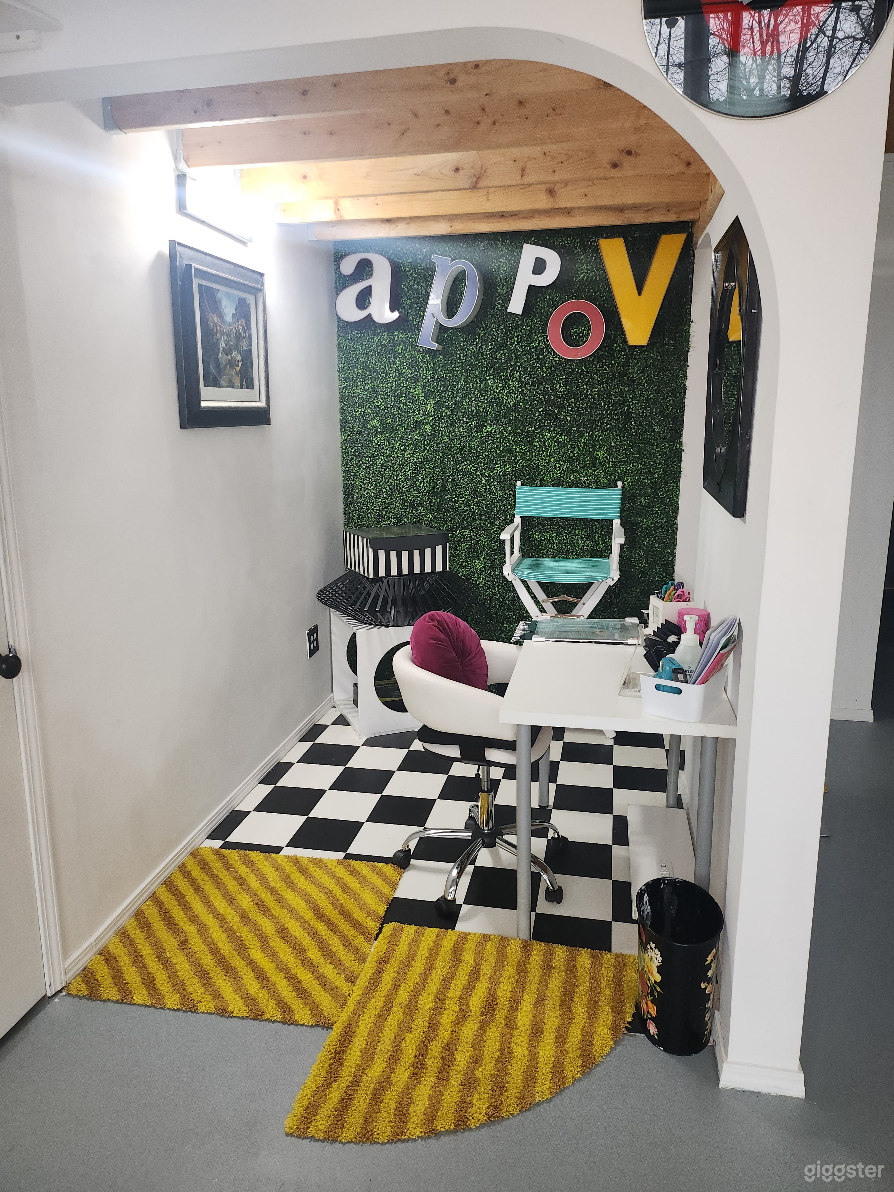 Production space which can be used for hair and make up or for your admin needs.