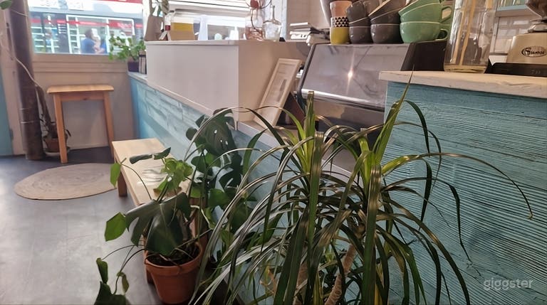  Caffè parigino luminoso e spazio riunioni 