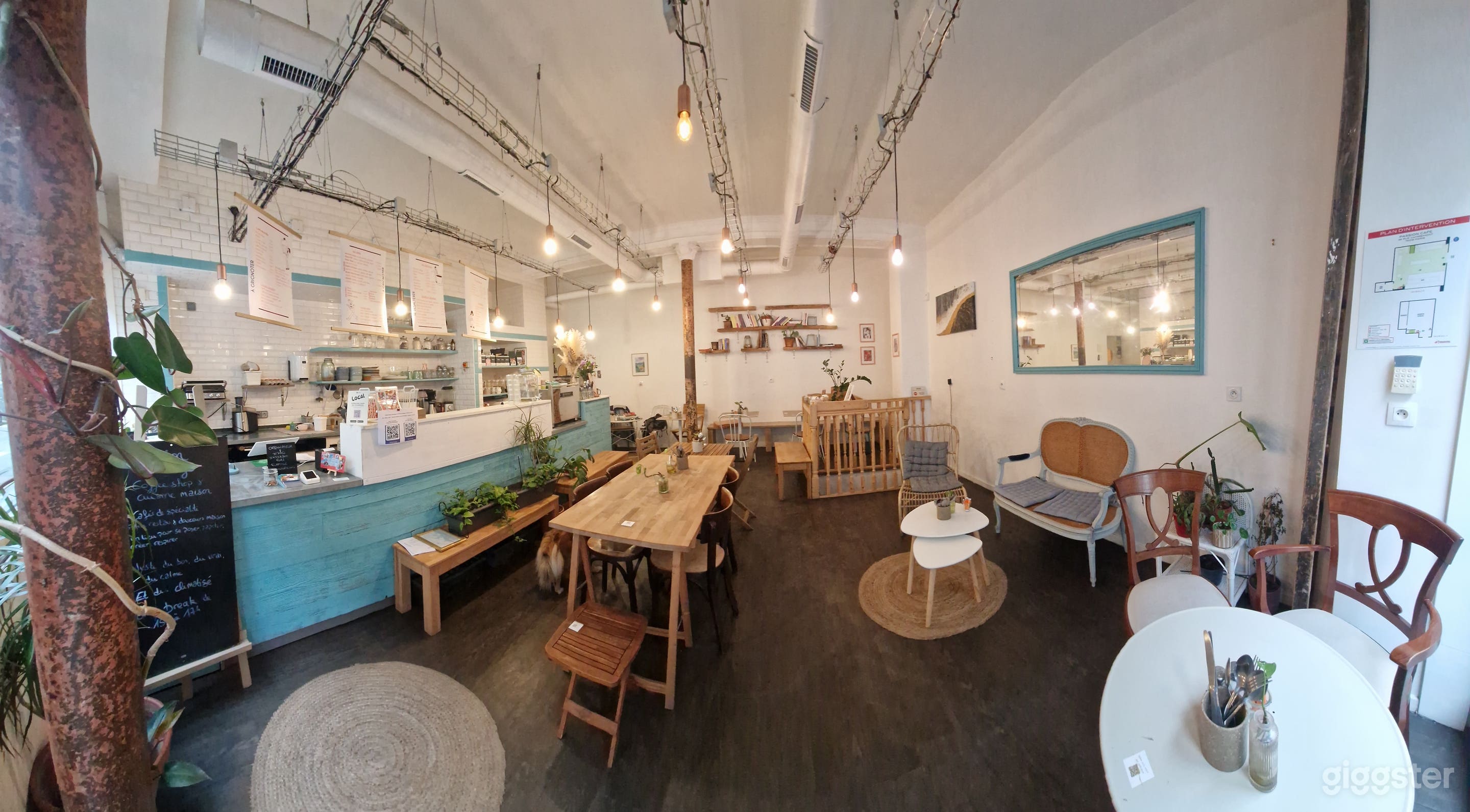 Photo de Café parisien lumineux et espace de réunion 1