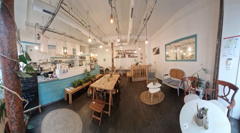  Caffè parigino luminoso e spazio riunioni 