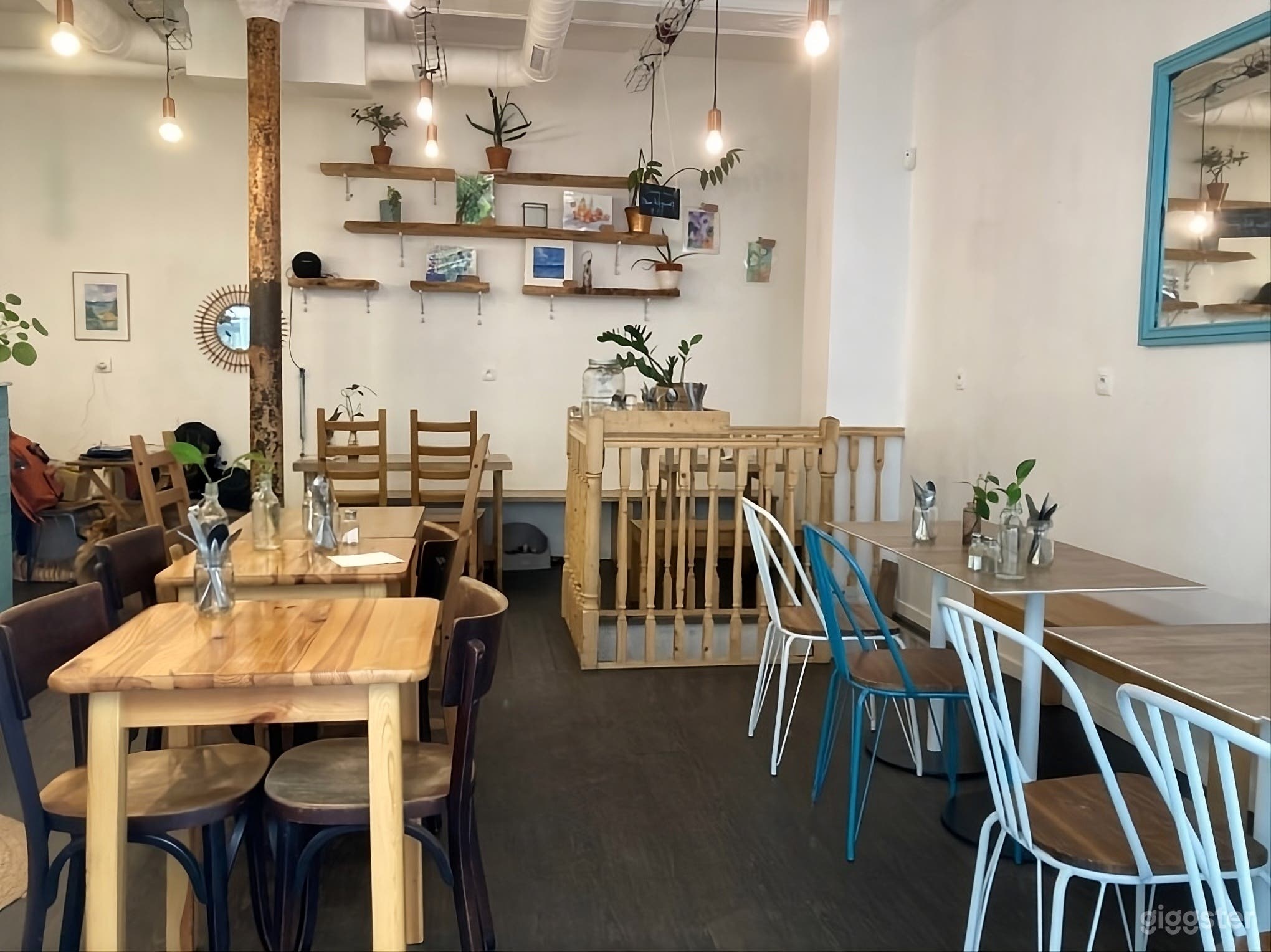 Photo de Café parisien lumineux et espace de réunion 3