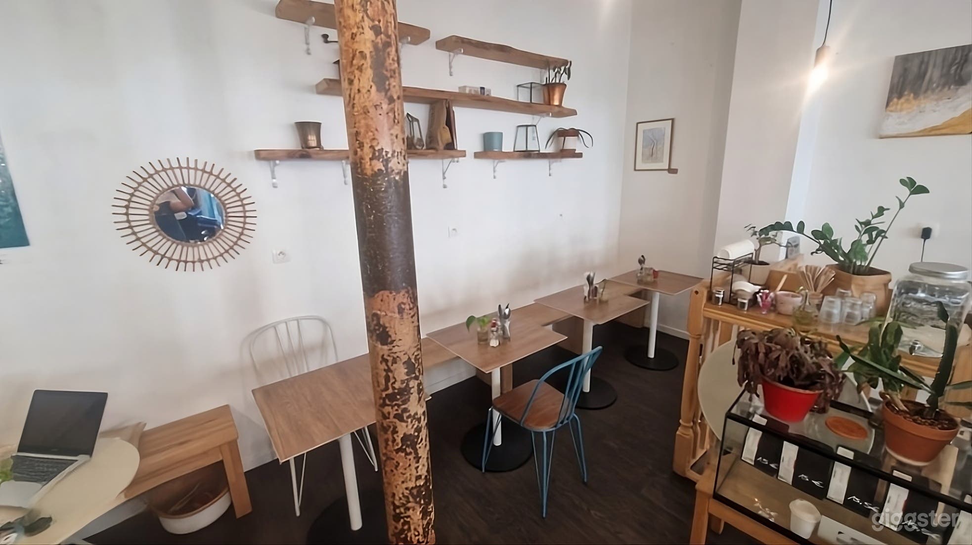 Photo de Café parisien lumineux et espace de réunion 4