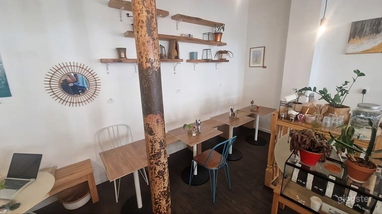  Caffè parigino luminoso e spazio riunioni 