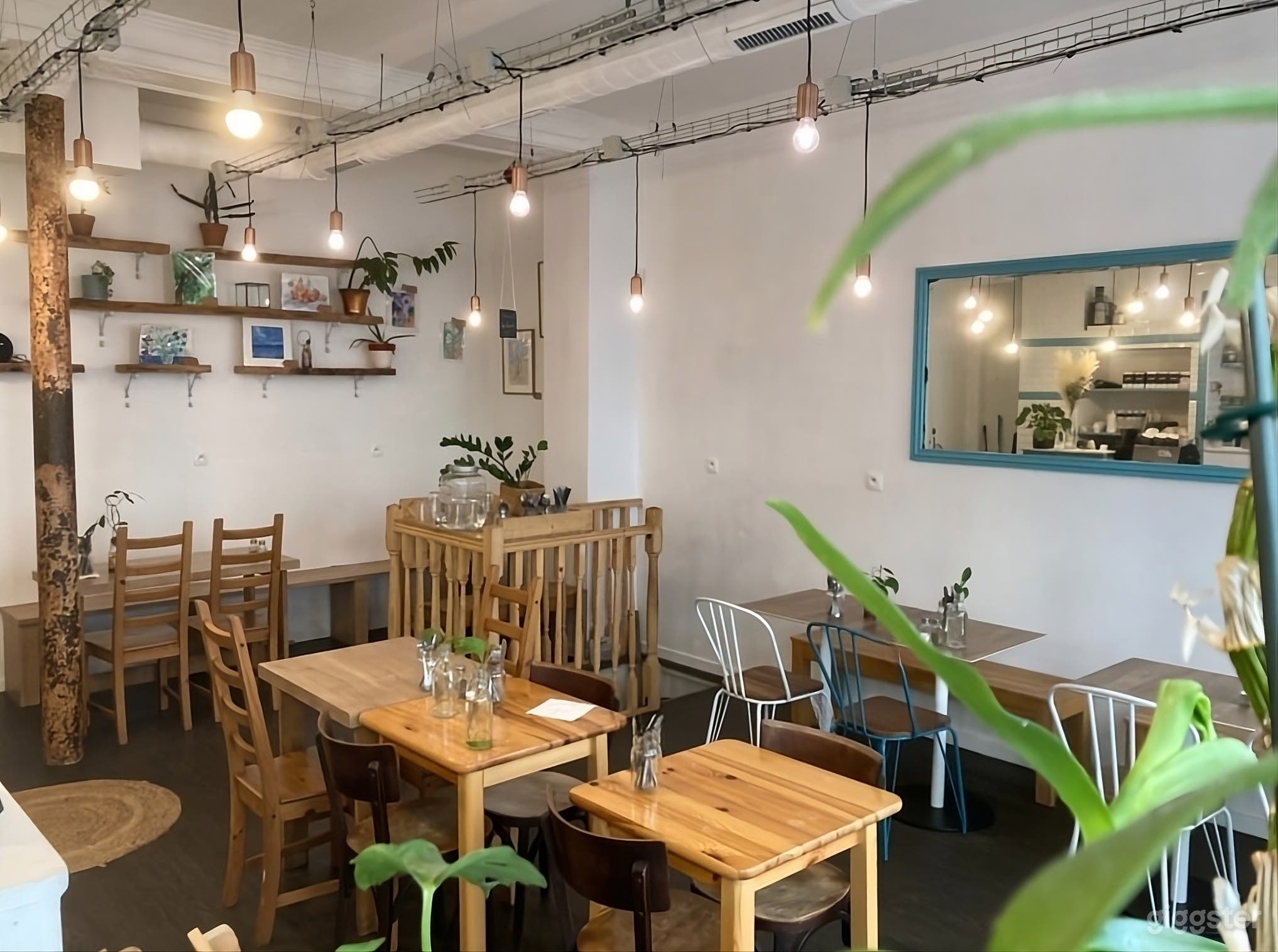 Photo de Café parisien lumineux et espace de réunion 2