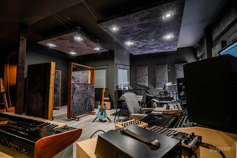  Premier Recording Studio in the heart of Downtown 
