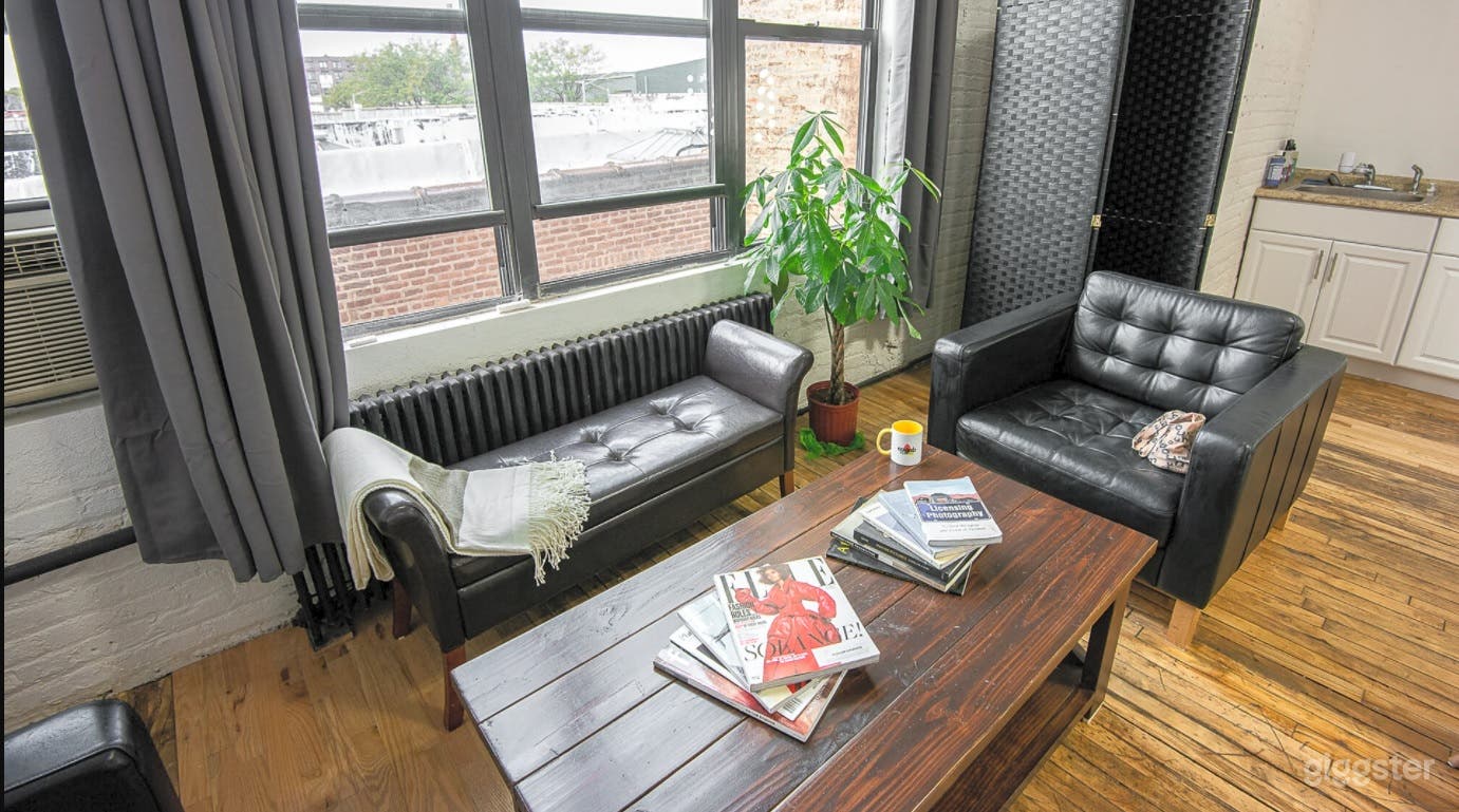 Beautiful Studio Loft with Large Rooftop Photo 3