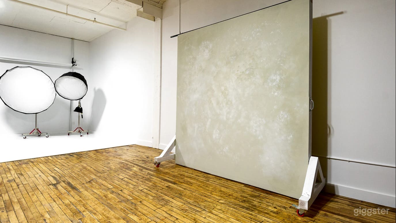 Beautiful Studio Loft with Large Rooftop Photo 4