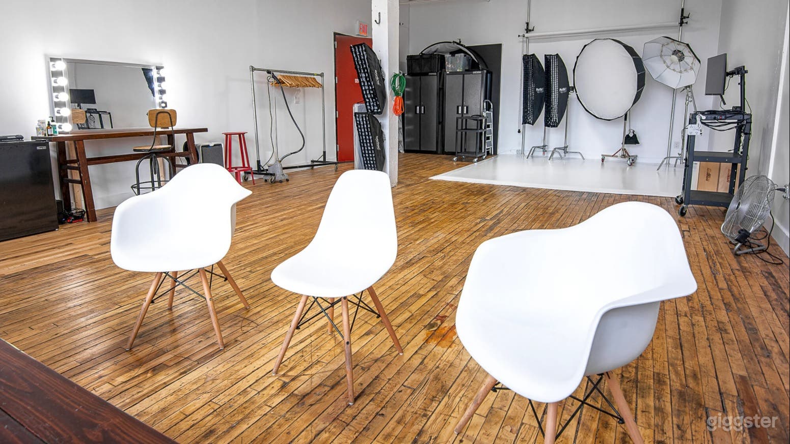 Beautiful Studio Loft with Large Rooftop Photo 1