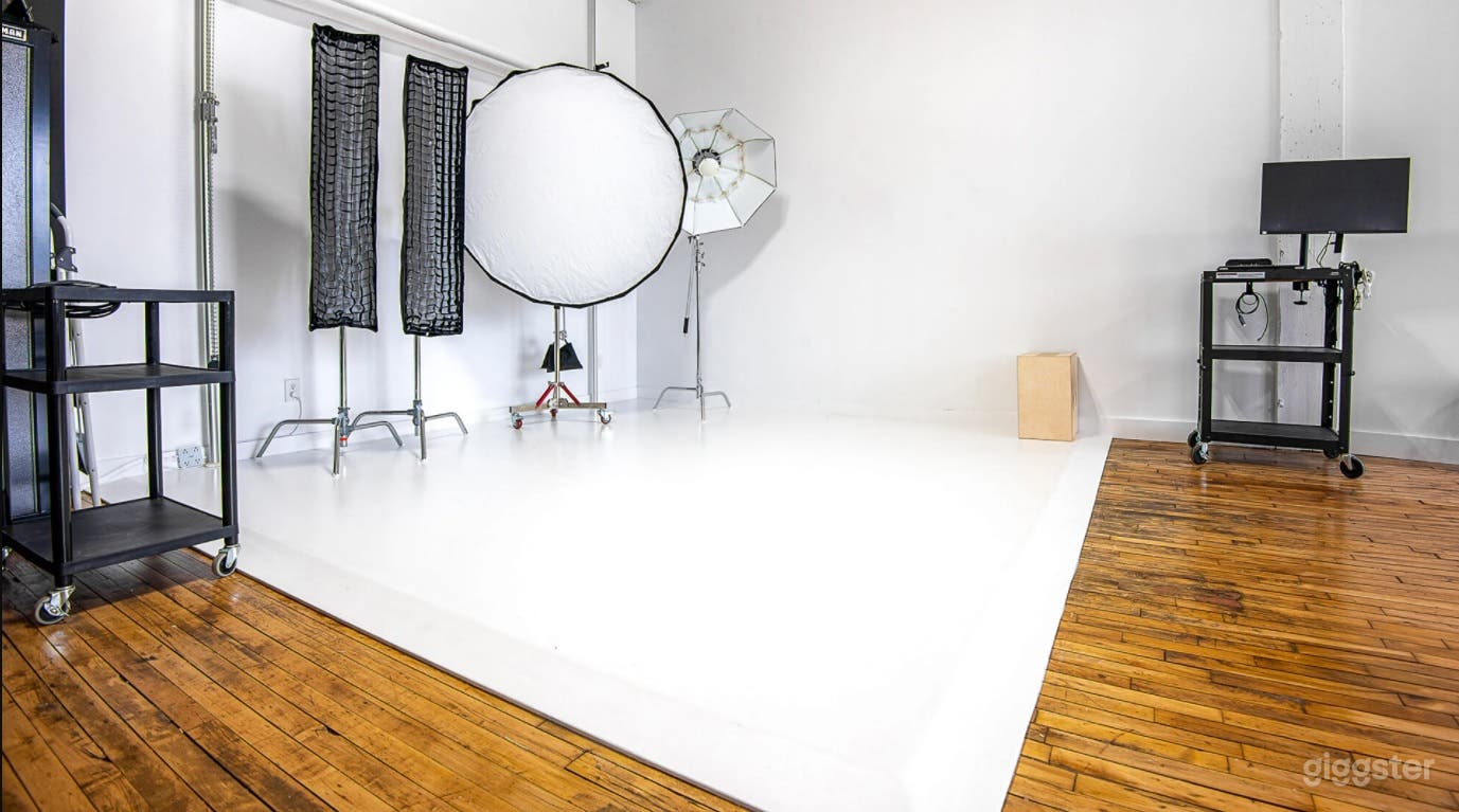 Beautiful Studio Loft with Large Rooftop Photo 2