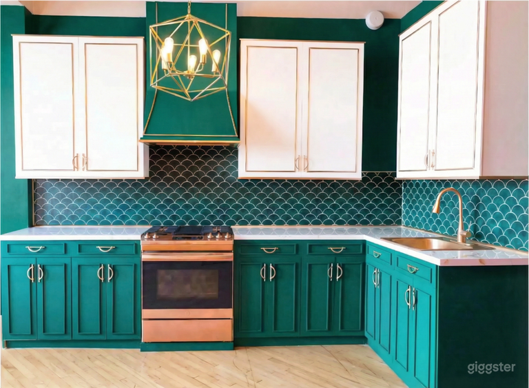  Studio de cuisine émeraude design avec accents dorés 