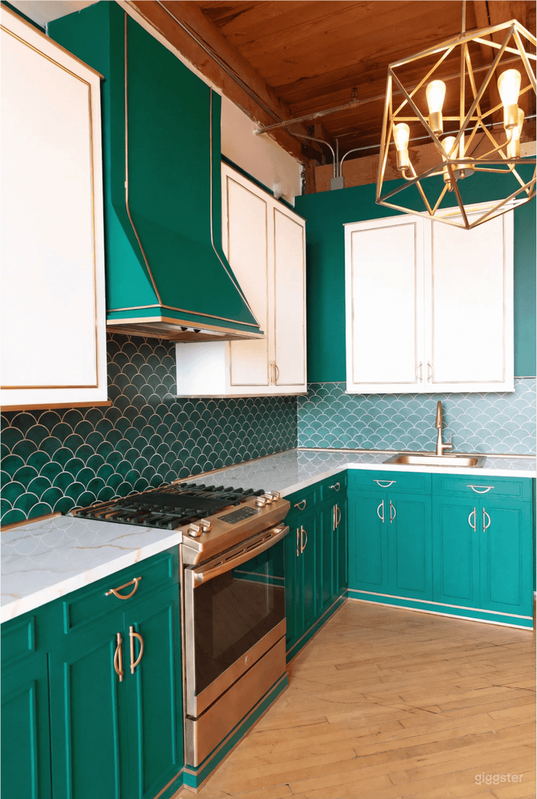  Studio de cuisine émeraude design avec accents dorés 