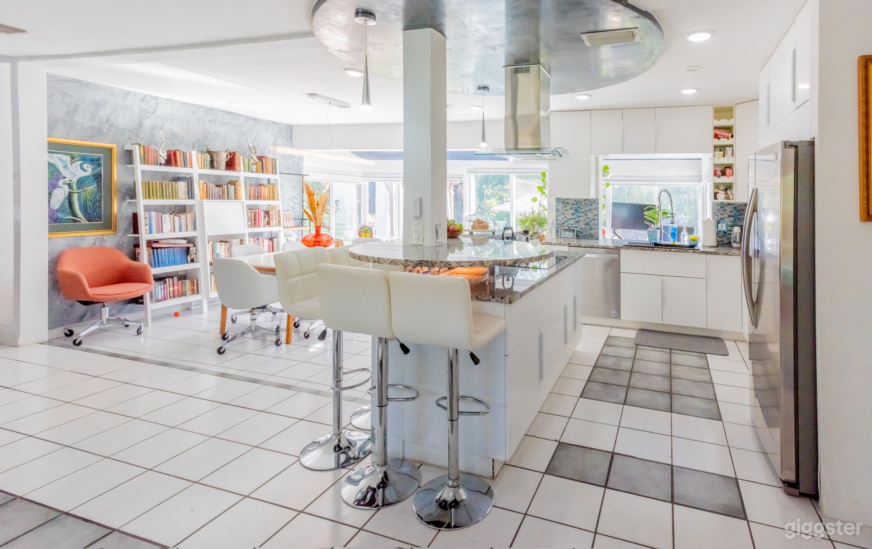 Bright, Modern 5 BR home on canal with pool Photo 3