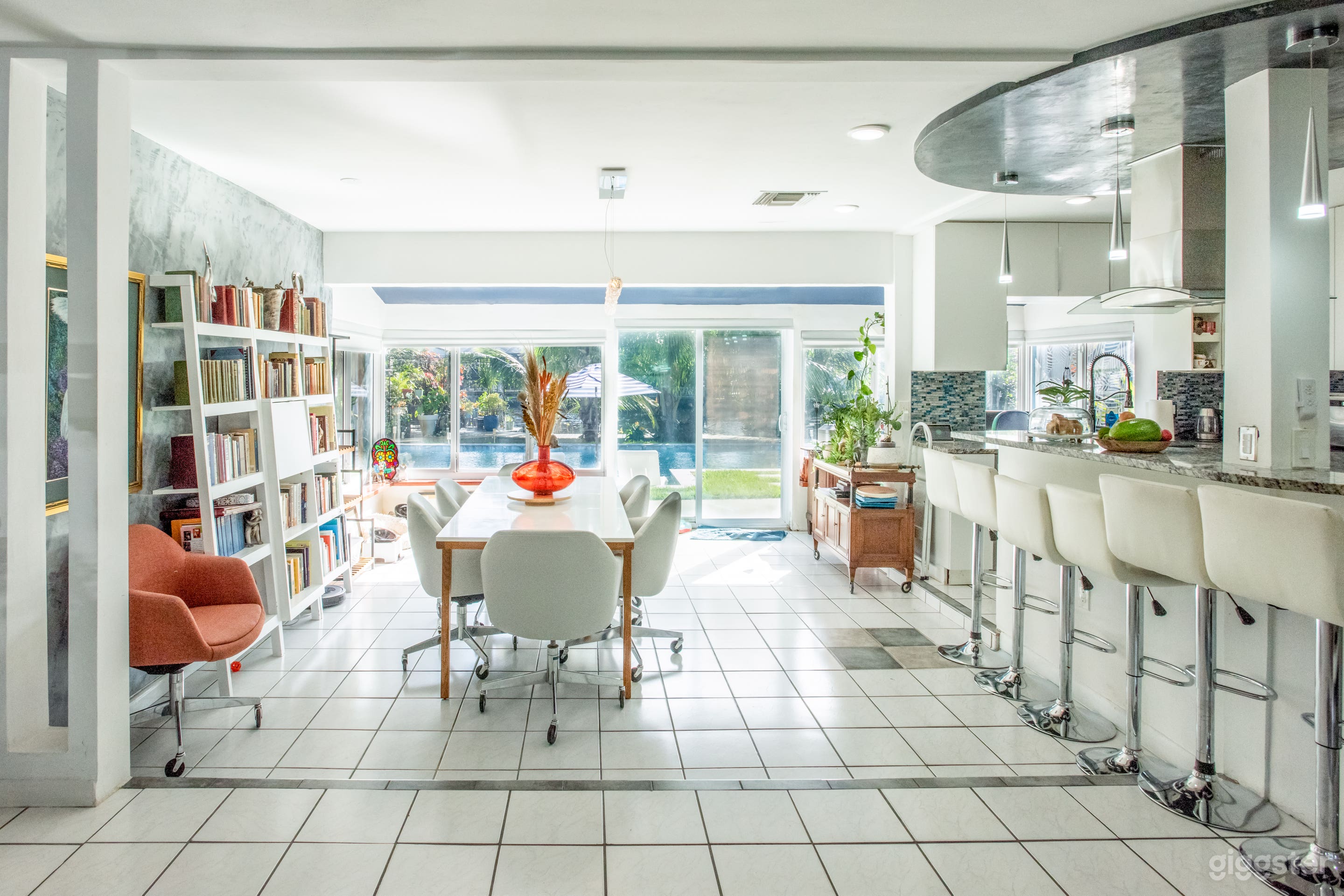 Bright, Modern 5 BR home on canal with pool Photo 4