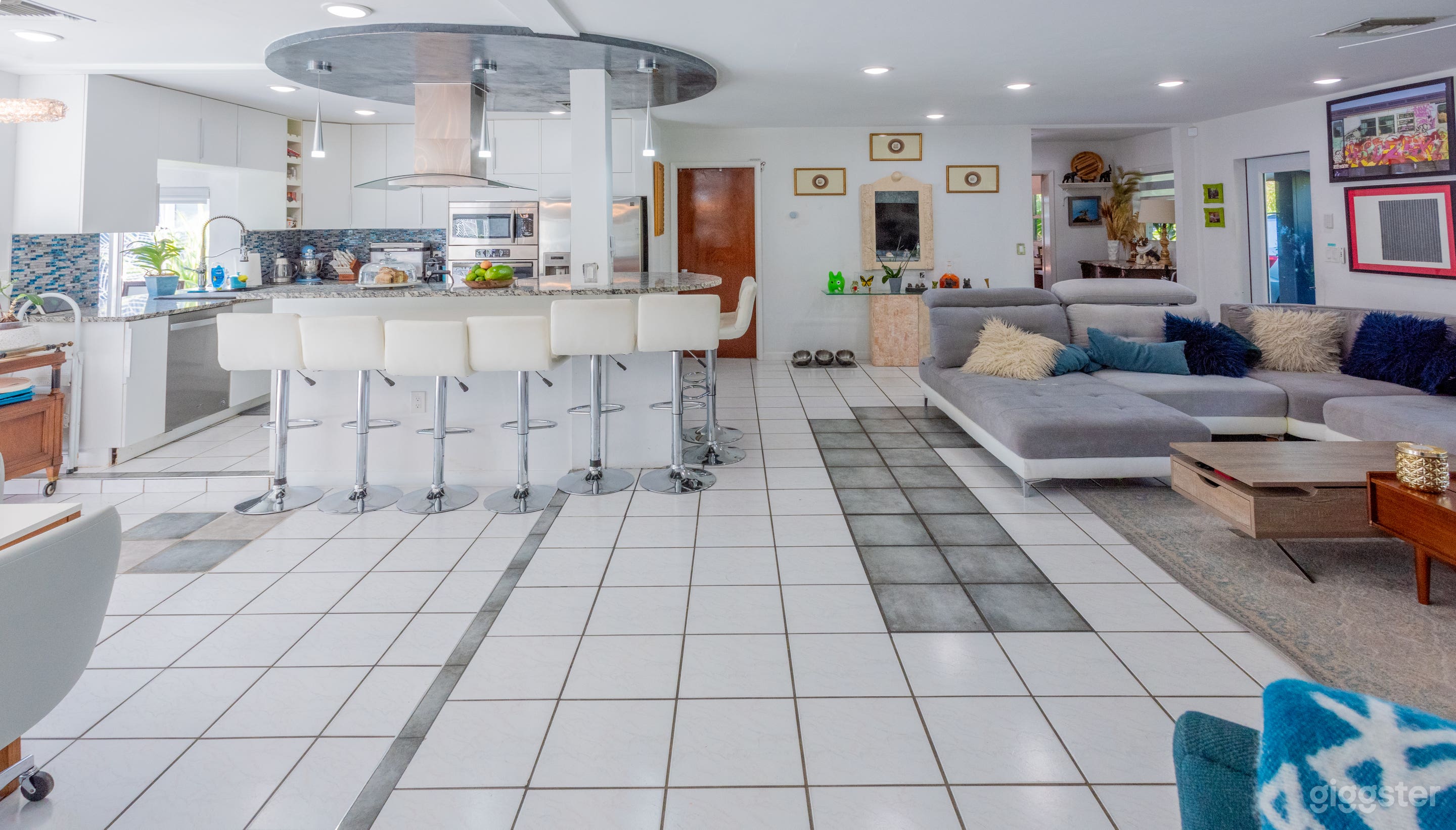 Bright, Modern 5 BR home on canal with pool Photo 2