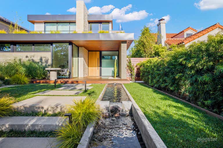  Modernist Home With Pool, Roof Deck & 2 Kitchens 