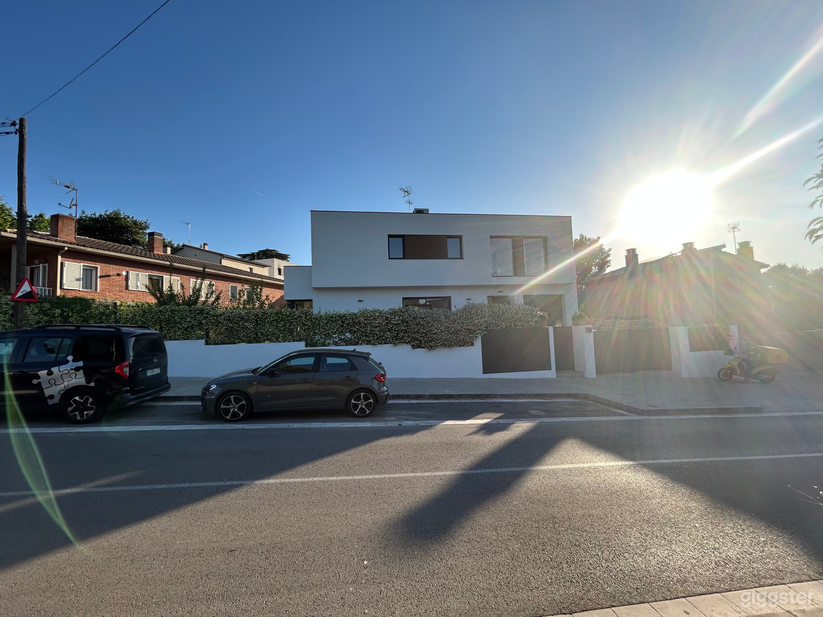 Modern 2024 House with wonderful Garden and Pool Photo 4