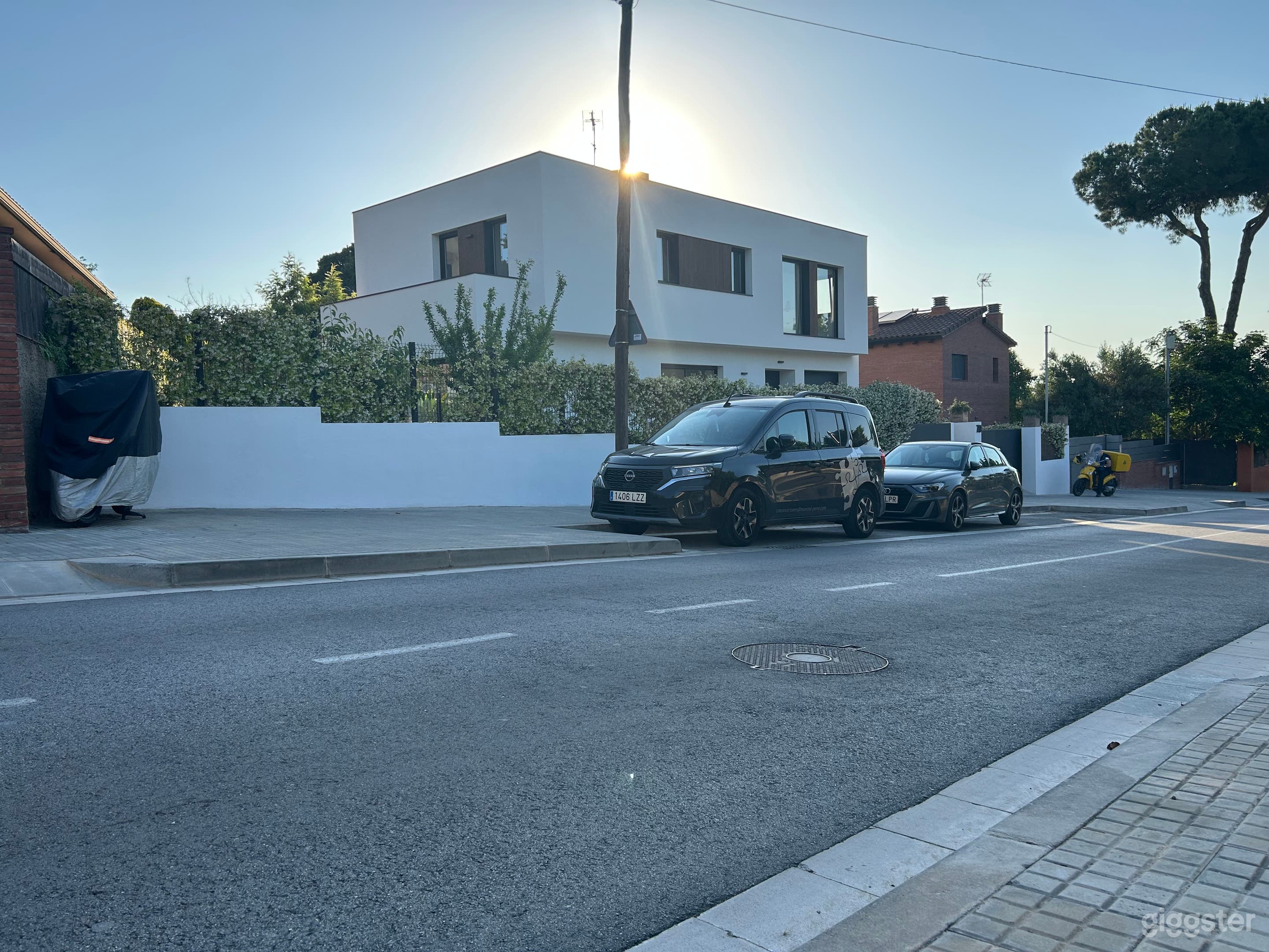 Modern 2024 House with wonderful Garden and Pool Photo 3