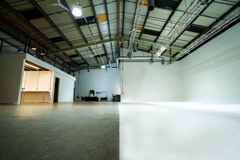  Compact Studio 01 with Five Meter High Double Infinity Curve 